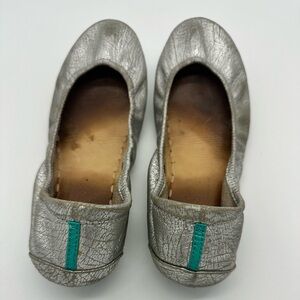 Tieks ballet flats in silver screen. Well worn, significant signs of wear.